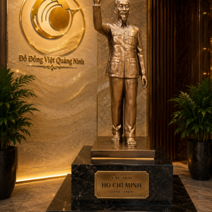Tượng Bác Hồ Vãy Tay