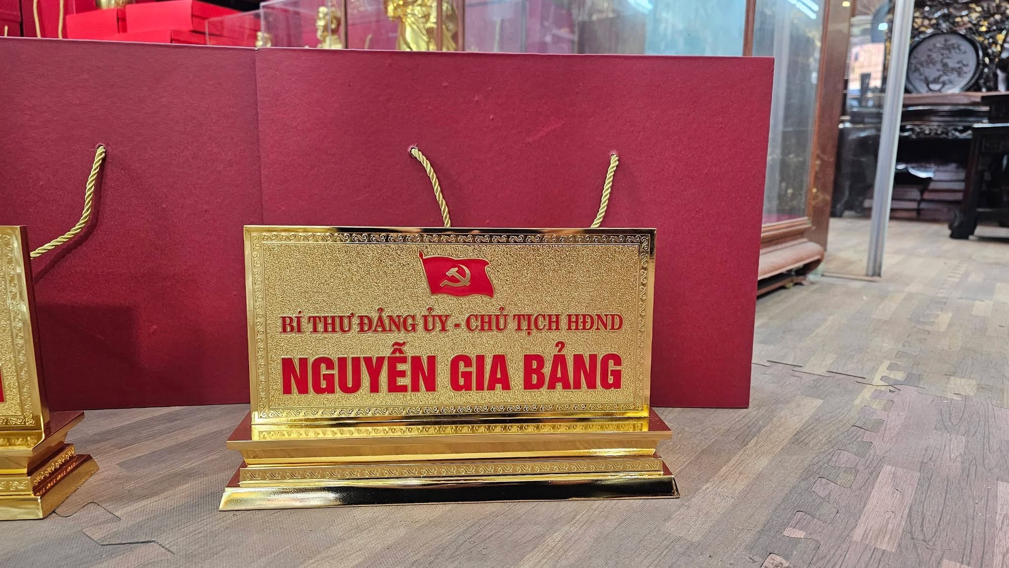Biển Chức Danh Bằng Đồng Mạ Vàng 24K Cao Cấp