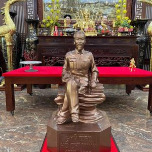 TƯỢNG BÁC HỒ NGỒI GHẾ ĐÁ